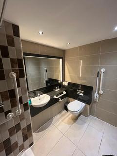 Academy Plaza Hotel | Dublin | Academy Plaza Hotel Accessible Bathroom 2